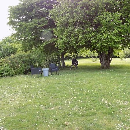 Vue Du Jardin Apartamento Les Adjots Exterior foto