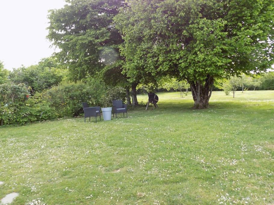 Vue Du Jardin Apartamento Les Adjots Exterior foto